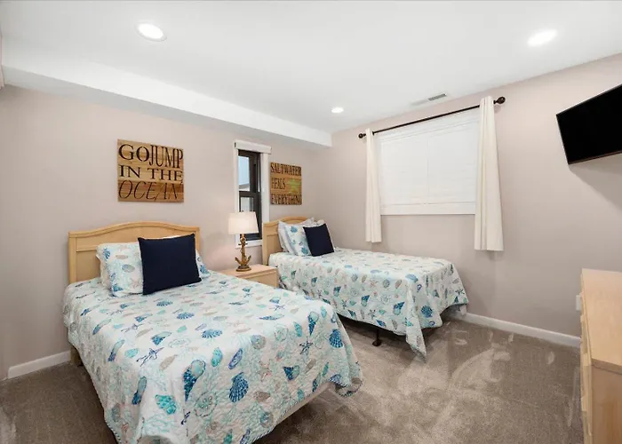 Gorgeous 3 Bedroom Ocean Front In Sandy Square! Holiday home *